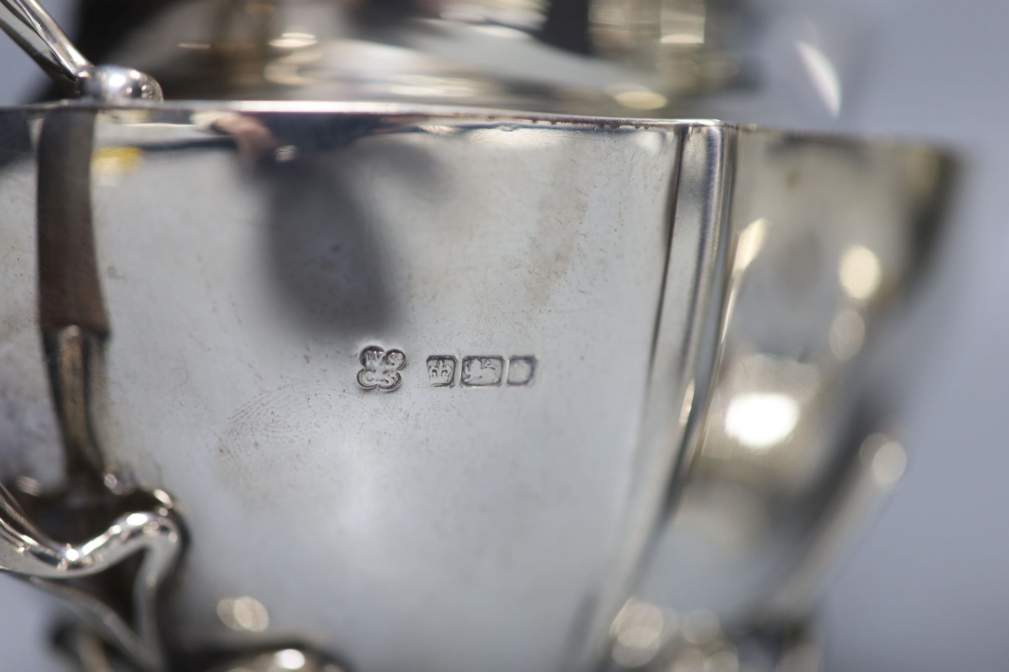 Am Edwardian silver teapot, Sheffield, 1905, an Edwardian silver hot water pot and six cased silver teaspoons,